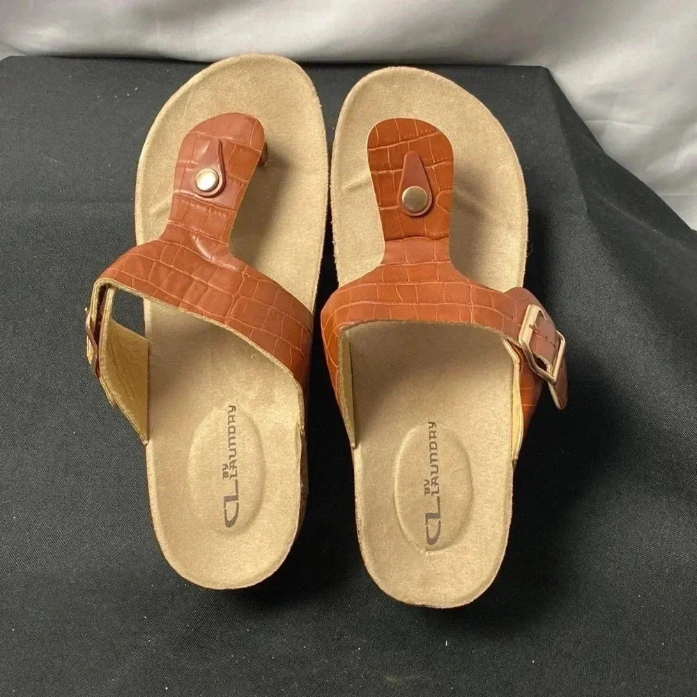 CL LAUNDRY WOMENS SIZE 10 CARAMEL COLOR FAUX‎ ALLIGATOR THONG STRAP HEEL